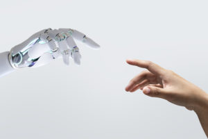Une main robotisée et une main humaine se rapprochant