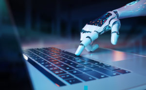 Stratégie IA illustrée par une main robotisée sur un clavier d'ordinateur